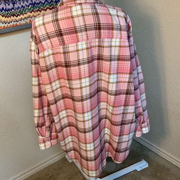 Old Navy Women’s Plus Size Boyfriend Shirt - Picture 4 of 6